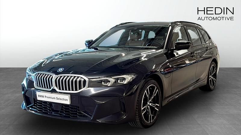 Svart (black) Begagnad 2025 BMW 330e Comfort Edition Kombi | 489 700 kr (Dyr) - Bild 1/4
