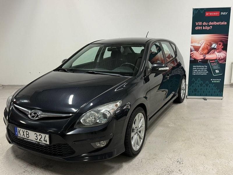 Svart Begagnad 2011 Hyundai i30 Halvkombi | 49 800 kr (Marknadspris) - Bild 1/3