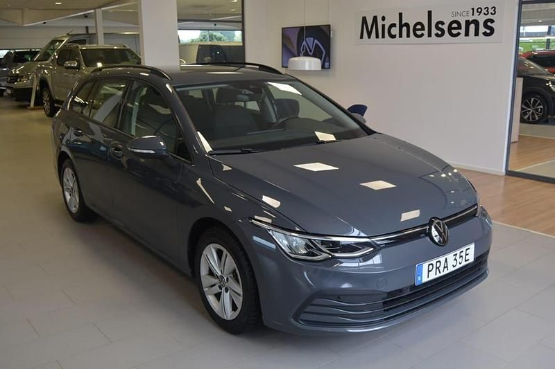 Grå Begagnad 2024 VW Golf VIII Life Kombi | 279 900 kr (Marknadspris) - Bild 1/4