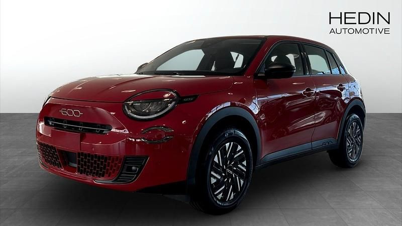 Röd (red) Ny 2025 Fiat 600 Lounge SUV | 305 800 kr - Bild 1/4
