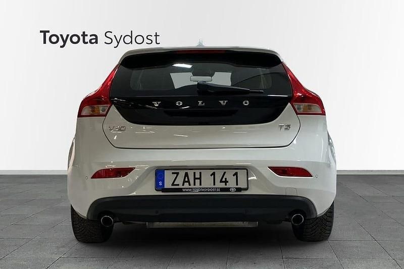 Begagnad Volvo V40 Kinetic 154 HK (113 kW) 2018 Vit