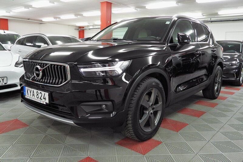 Svart Begagnad 2018 Volvo XC40 Inscription SUV | 269 500 kr (Marknadspris) - Bild 1/4