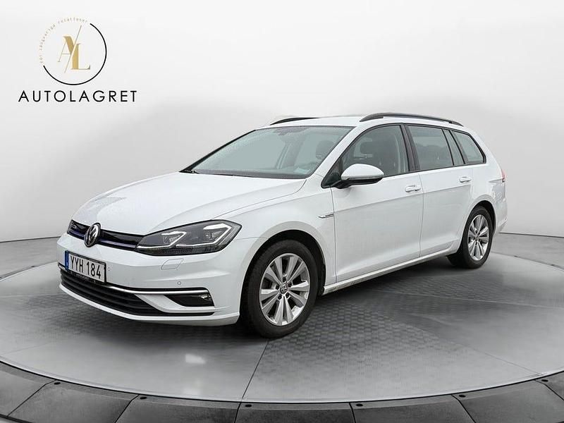 Vit Begagnad 2018 VW Golf VII Kombi | 154 900 kr (Marknadspris) - Bild 1/4