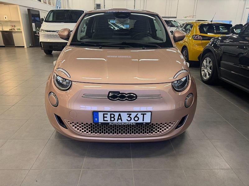 Begagnad Fiat 500e 86 kW (118 HK) 2022 Röd Halvkombi