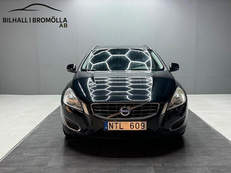 Svart Begagnad 2011 Volvo V60 Momentum Kombi | 79 900 kr (Marknadspris) - Bild 1/4