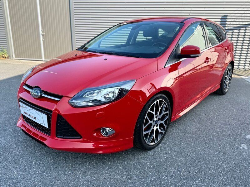 Röd Begagnad 2013 Ford Focus Titanium Halvkombi | 92 900 kr - Bild 1/4