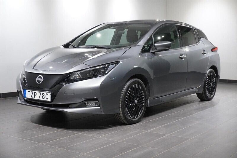 Grå/silver Begagnad 2023 Nissan Leaf 360º Halvkombi | 208 800 kr - Bild 1/4