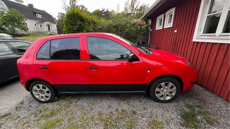 Röd Begagnad 2001 Skoda Fabia Halvkombi | 8 000 kr (Bra pris) - Bild 1/4