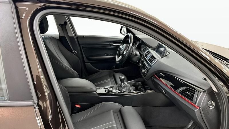 Begagnad BMW 118 Sport Line 150 HK (110 kW) 2016 Brun Halvkombi