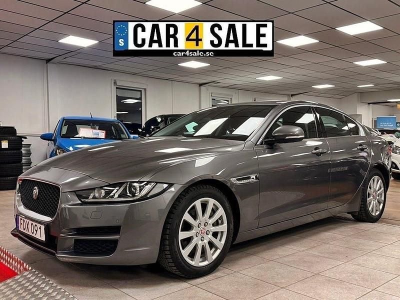 Grå Begagnad 2016 Jaguar XE Sedan | 159 900 kr (Marknadspris) - Bild 1/4