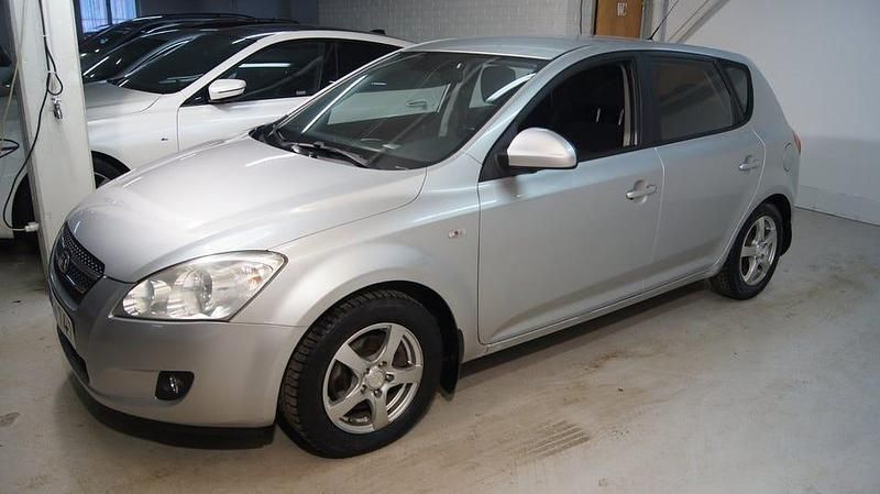Begagnad Kia Ceed 116 HK (85 kW) 2007 Silver Halvkombi