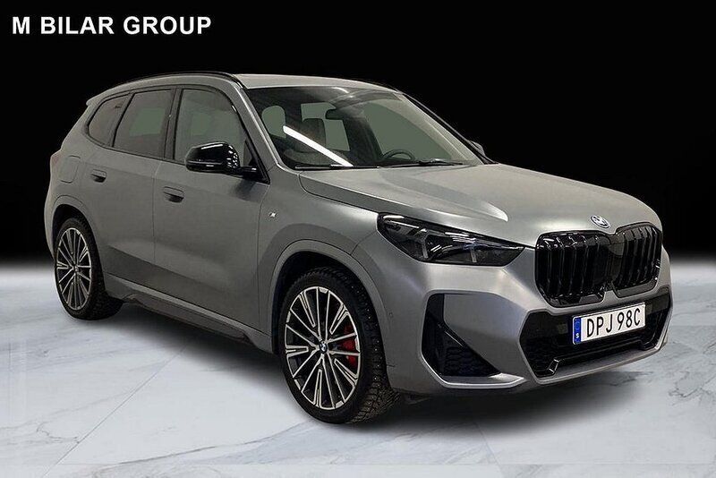 Grå Begagnad 2024 BMW X1 M Sport SUV | 629 000 kr - Bild 1/4