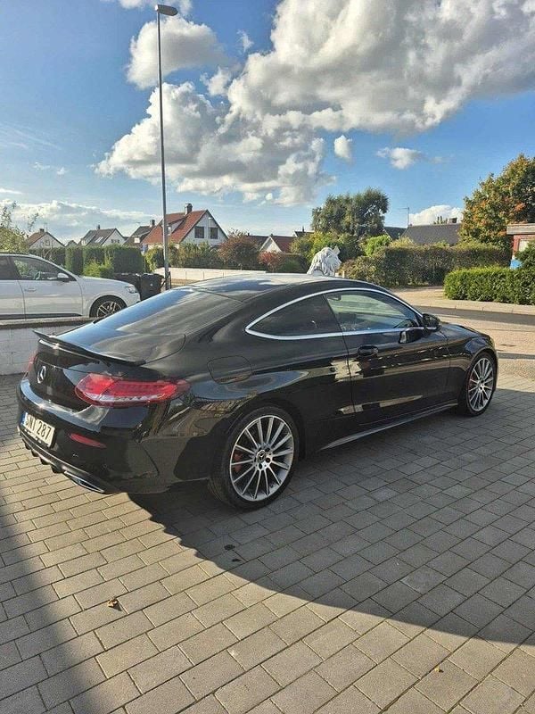 Svart Begagnad 2018 Mercedes C220 AMG line Sportkupé | 260 000 kr (Marknadspris) - Bild 1/3