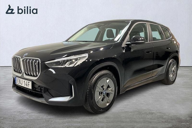 Svart Begagnad 2023 BMW iX1 SUV | 458 900 kr (Marknadspris) - Bild 1/4