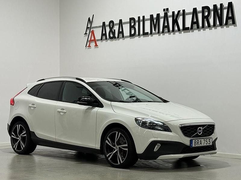 Begagnad Volvo V40 Momentum 150 HK (110 kW) 2014 Vit Halvkombi