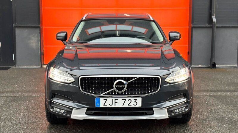 Grå Begagnad 2018 Volvo V90 CC Momentum Kombi | 319 900 kr (Marknadspris) - Bild 1/4