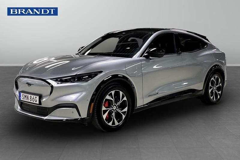 Grå Begagnad 2021 Ford Mustang Mach-E SUV | 379 900 kr (Marknadspris) - Bild 1/4