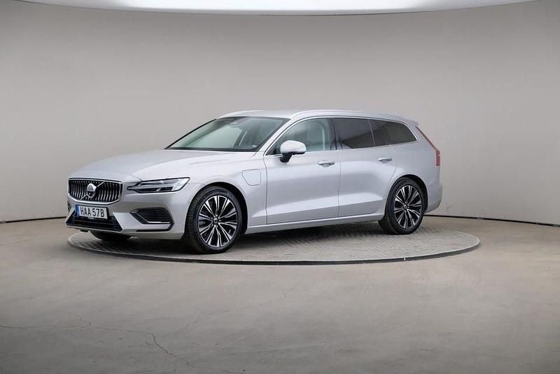 Silver dawn (metallic) Begagnad 2023 Volvo V60 Core Kombi | 339 000 kr - Bild 1/4