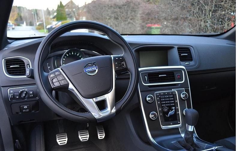 Begagnad Volvo S60 R-Design 150 HK (110 kW) 2014 Vit Sedan