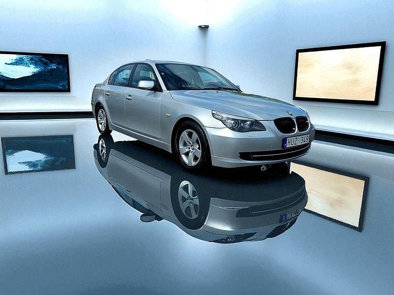 Ljusgrå Begagnad 2008 BMW 523 Sedan | 49 900 kr (Marknadspris) - Bild 1/4