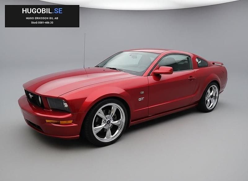Mörkröd Begagnad 2005 Ford Mustang GT Sportkupé | 249 500 kr - Bild 1/4