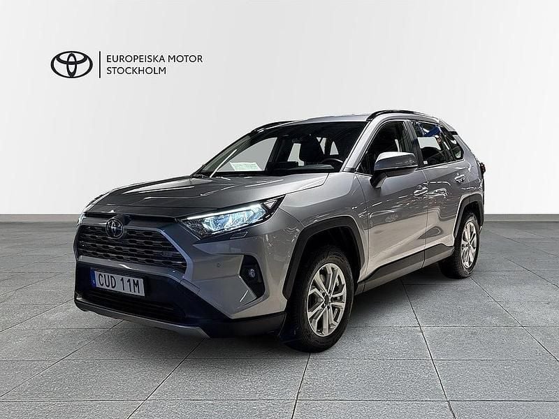 Silver (silver metallic) Begagnad 2024 Toyota RAV4 Hybrid Active SUV | 389 900 kr (Bra pris) - Bild 1/4