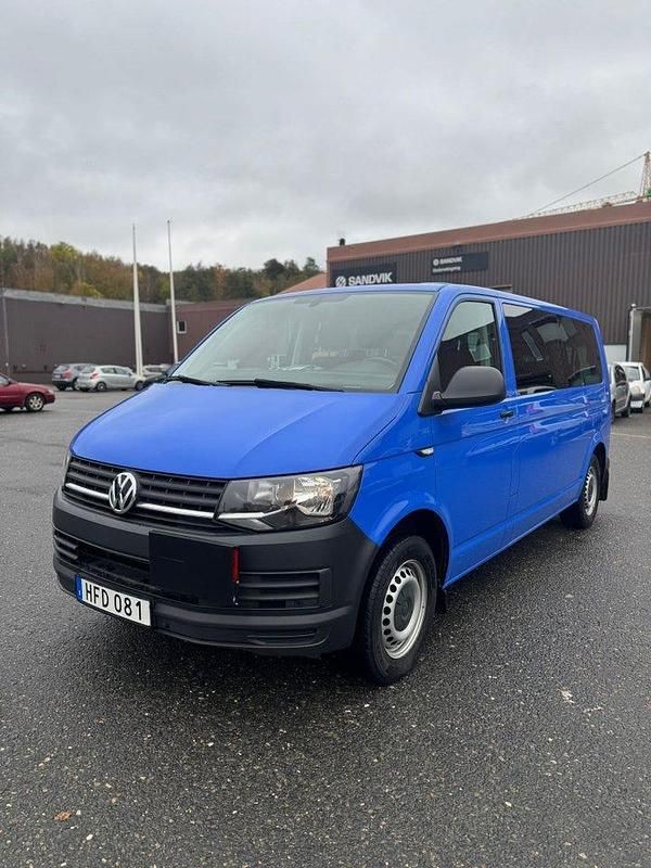 Blå Begagnad 2019 VW Caravelle Trendline Minibuss | 234 900 kr (Superpris) - Bild 1/4