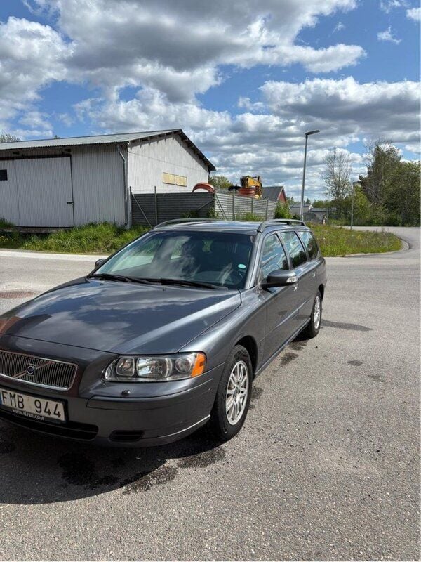 Grå Begagnad 2007 Volvo V70 Kinetic Kombi | 30 000 kr (Marknadspris) - Bild 1/4