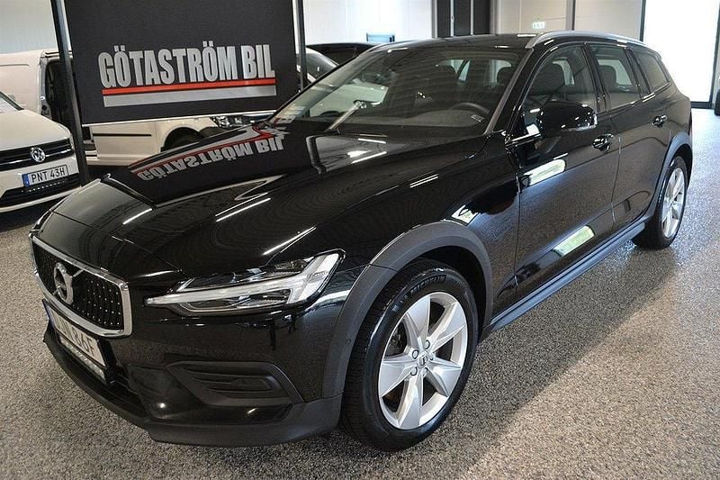 Svart Begagnad 2021 Volvo V60 CC Momentum Kombi | 293 000 kr (Marknadspris) - Bild 1/4