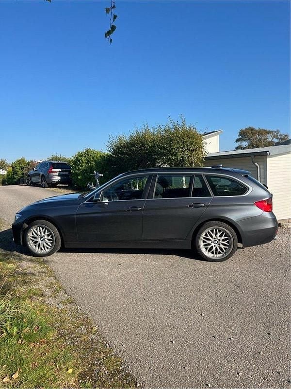 Grå Begagnad 2015 BMW 320 Kombi | 149 000 kr (Bra pris) - Bild 1/3