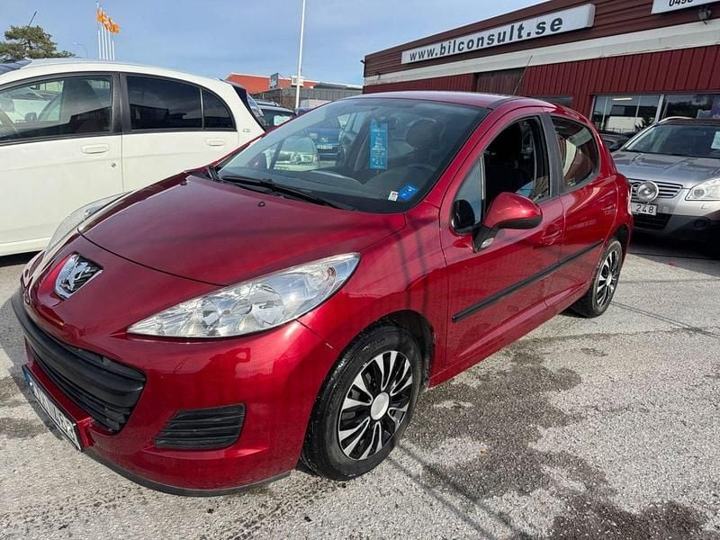 Mörkröd (rödmetallic) Begagnad 2011 Peugeot 207 Halvkombi | 38 428 kr (Marknadspris) - Bild 1/4