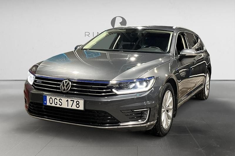 Grå Begagnad 2016 VW Passat GTE Kombi | 144 900 kr (Marknadspris) - Bild 1/3