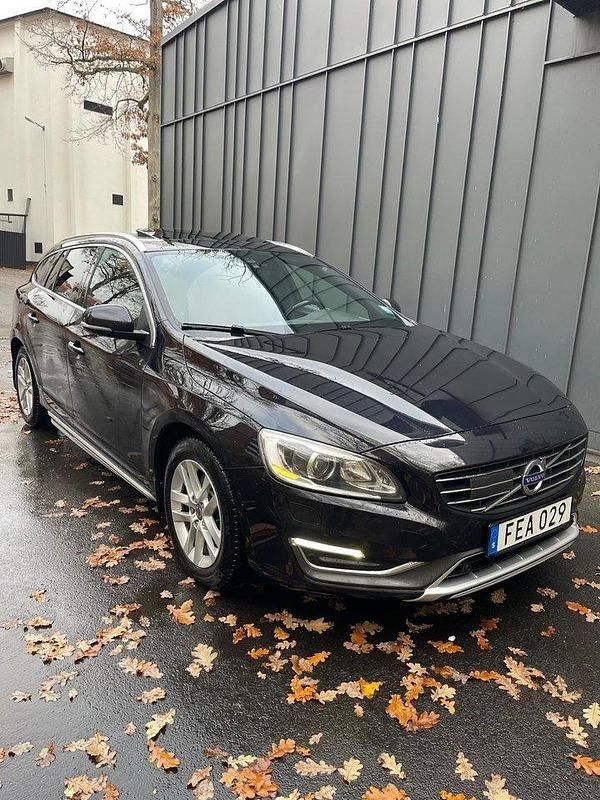 Svart Begagnad 2014 Volvo V60 Summum Kombi | 99 900 kr (Marknadspris) - Bild 1/4