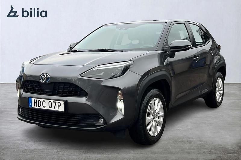 Mörkgrå (grå) Begagnad 2022 Toyota Yaris Hybrid Active SUV | 269 900 kr (Marknadspris) - Bild 1/3