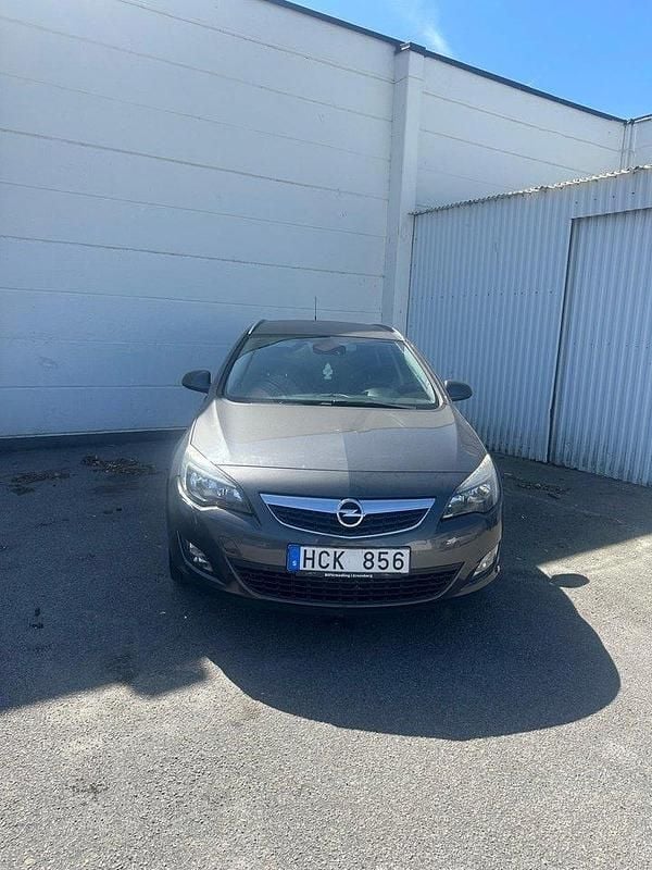Grå Begagnad 2012 Opel Astra Enjoy Kombi | 54 999 kr (Bra pris) - Bild 1/4