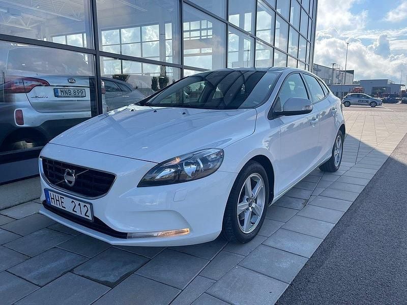Vit Begagnad 2013 Volvo V40 Kinetic Kombi | 79 900 kr (Marknadspris) - Bild 1/4
