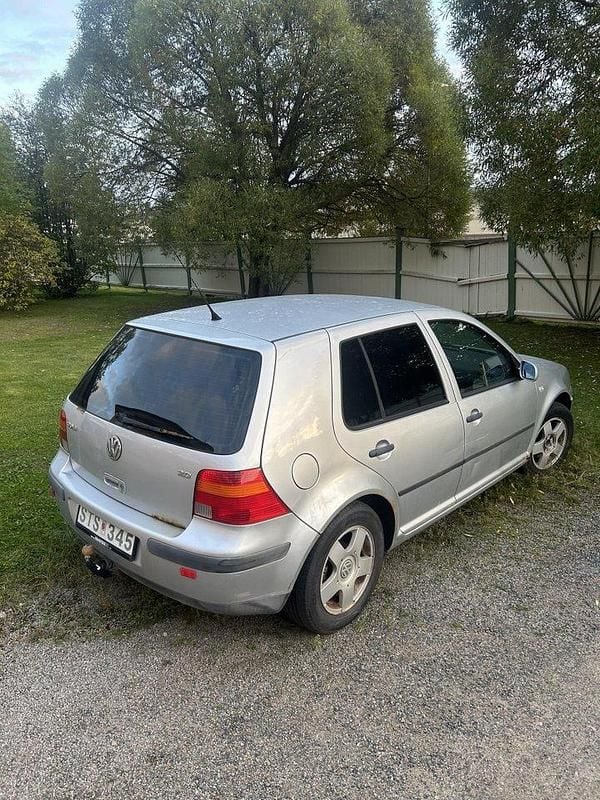 Silver Begagnad 2002 VW Golf IV Comfortline Halvkombi | 2 000 kr (Superpris) - Bild 1/4