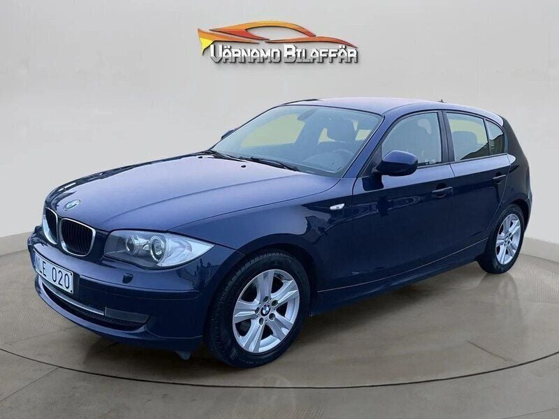 Blå Begagnad 2011 BMW 118 Comfort Edition Halvkombi | 69 900 kr (Marknadspris) - Bild 1/4
