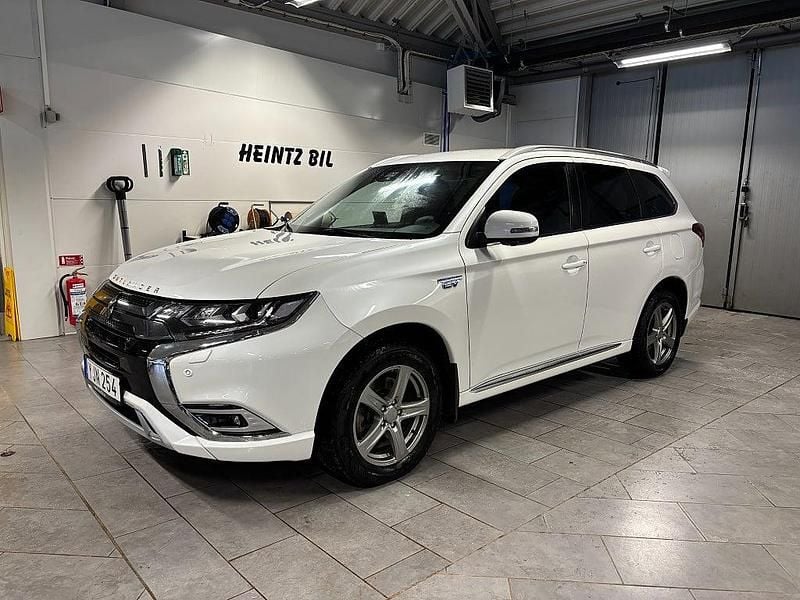 Vit Begagnad 2018 Mitsubishi Outlander P-HEV SUV | 224 500 kr (Lite dyr) - Bild 1/4