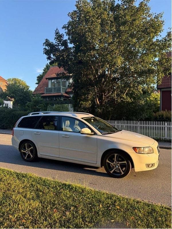 Vit Begagnad 2012 Volvo V50 Momentum Kombi | 45 000 kr (Marknadspris) - Bild 1/4