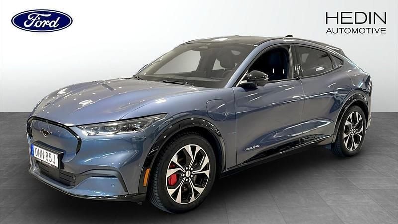 Blå (blue) Begagnad 2021 Ford Mustang Mach-E SUV | 419 900 kr (Bra pris) - Bild 1/4
