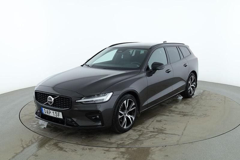 Grå Begagnad 2024 Volvo V60 Plus Kombi | 392 000 kr (Marknadspris) - Bild 1/3
