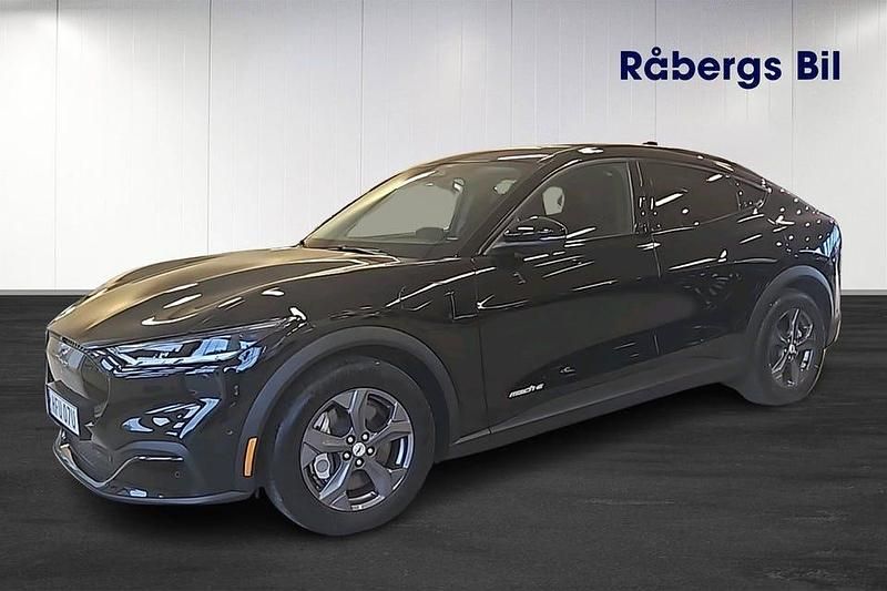 Svart Begagnad 2022 Ford Mustang Mach-E Standard Range SUV | 344 800 kr (Marknadspris) - Bild 1/4