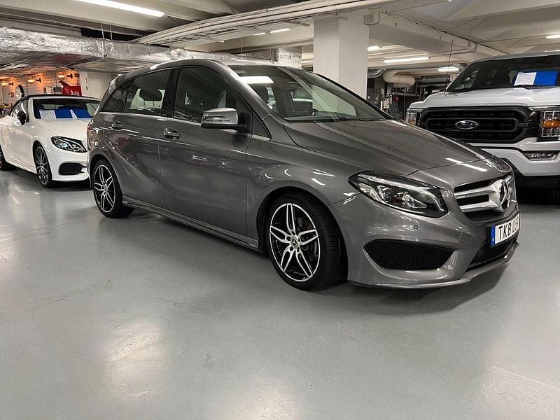 Mörkgrå Begagnad 2018 Mercedes B200 AMG Minibuss | 199 000 kr (Marknadspris) - Bild 1/4