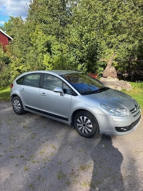 Silver Begagnad 2008 Citroën C4 Halvkombi | 26 500 kr (Marknadspris) - Bild 1/4