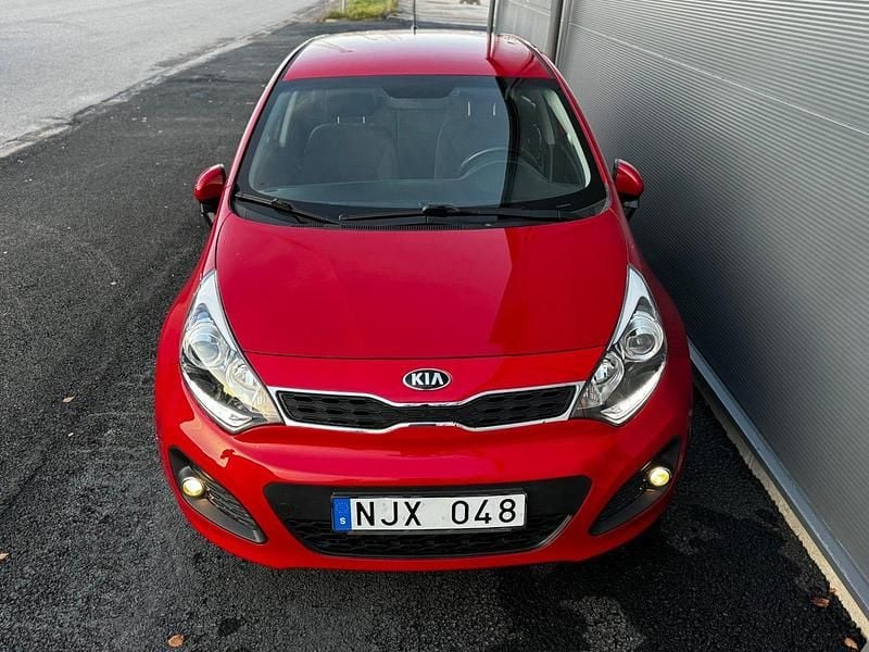 Röd Begagnad 2014 Kia Rio Halvkombi | 99 900 kr (Marknadspris) - Bild 1/4