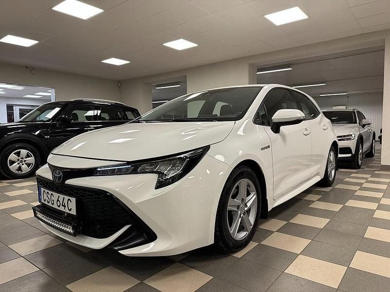 Vit Begagnad 2020 Toyota Corolla Hybrid Life Halvkombi | 173 800 kr (Marknadspris) - Bild 1/4