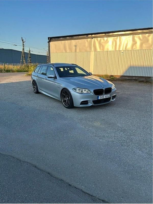 Silver Begagnad 2017 BMW 530 M Sport Kombi | 269 000 kr (Marknadspris) - Bild 1/4