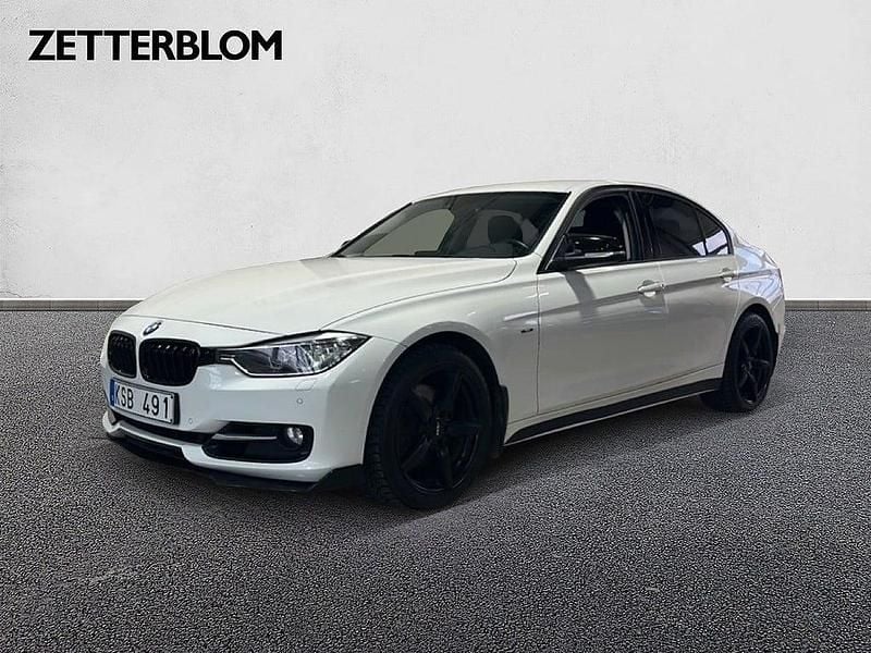 Vit Begagnad 2013 BMW 328 Sedan | 189 900 kr (Marknadspris) - Bild 1/4