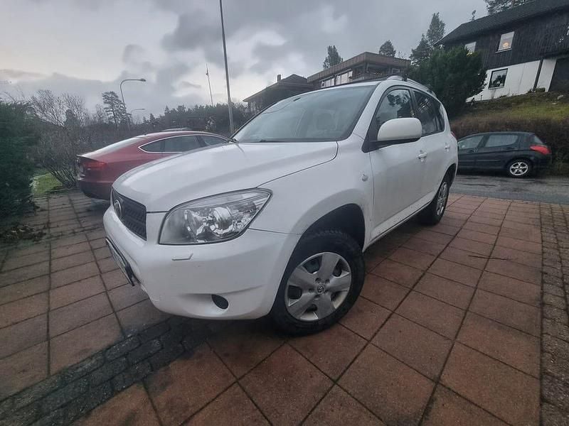 Vit Begagnad 2008 Toyota RAV4 SUV | 74 900 kr (Bra pris) - Bild 1/4